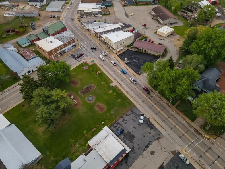 More Photos Of 125 W Bannerman Ave, Redgranite Bar For Sale