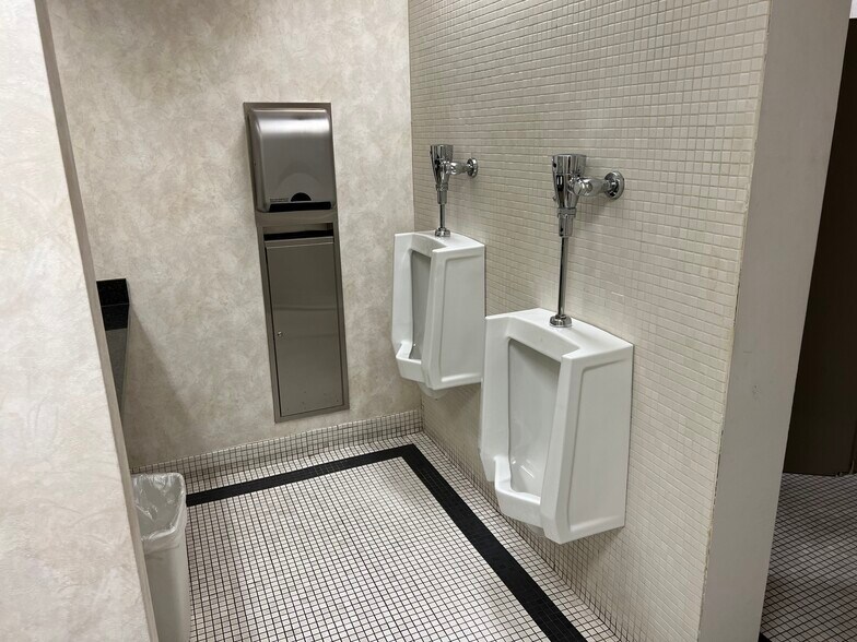 More Photos Of 211 W Wacker Dr, Chicago Office For Lease