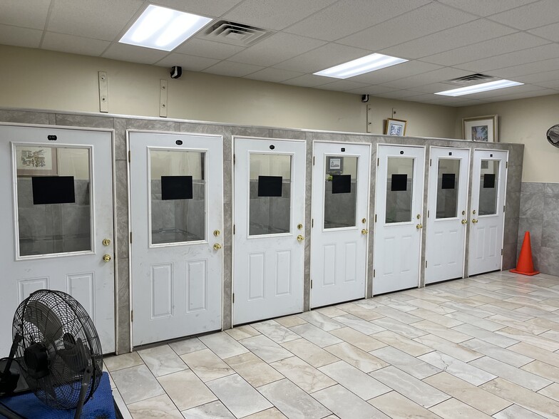 More Photos Of 1343 Lane Ave S, Jacksonville Veterinarian Kennel For Sale