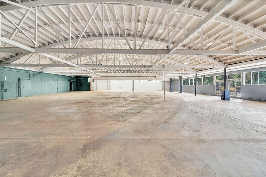More Photos Of 350 Hickory St NW, Albany Garden Center For Lease
