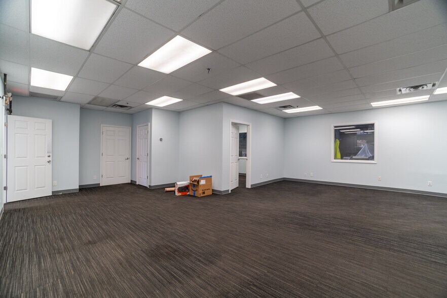 More Photos Of 125-127 Byassee Dr, Hazelwood Warehouse For Lease