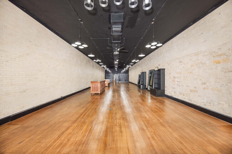 More Photos Of 1118 18th St, Hondo Storefront For Sale