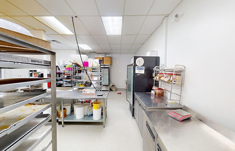 More Photos Of 1171 Kildare Av E, Winnipeg Auto Repair For Lease