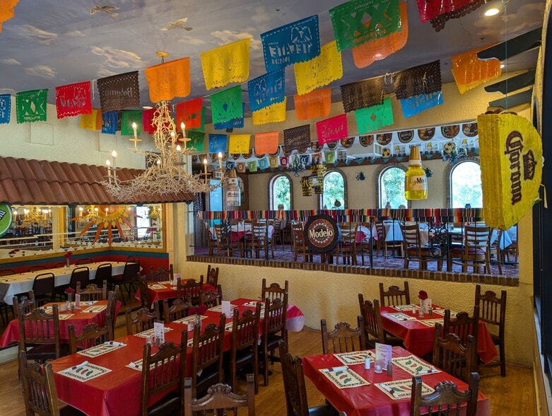 More Photos Of 1116-1122 Diamond Lake Rd, Mundelein Restaurant For Sale