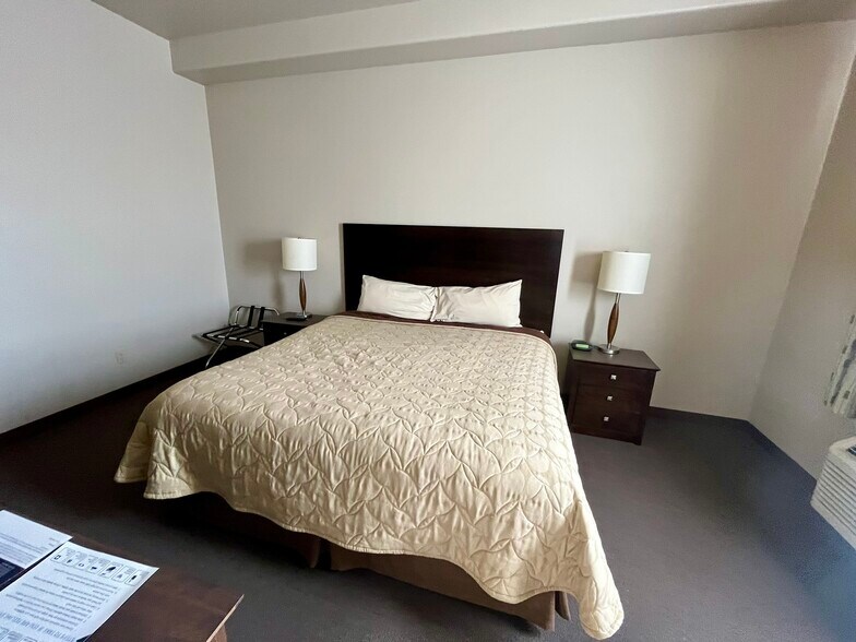 More Photos Of 913 4th St SW, Stanley Hotel For Lease