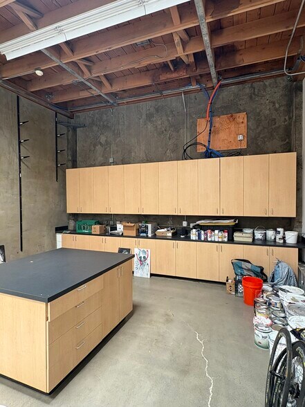 More Photos Of 711 SE Ankeny St, Portland Office For Lease