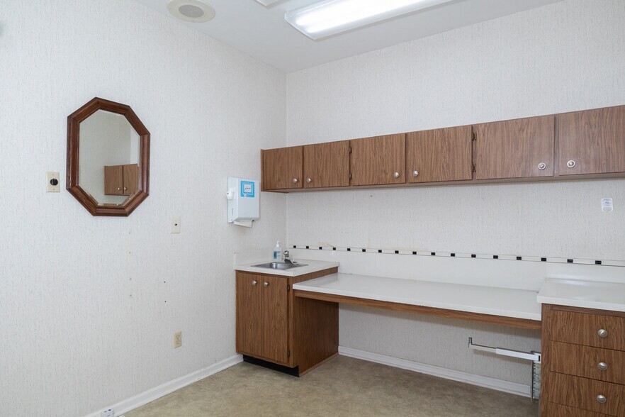 More Photos Of 3830 Rosemont Dr, Columbus Office For Sale