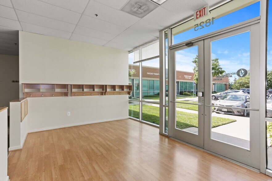 More Photos Of 4229 Lafayette Center Dr, Chantilly Business Park For Lease