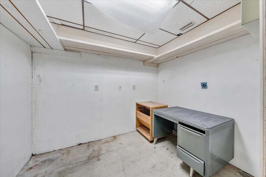 More Photos Of 1000 Electric Rd, Salem Convenience Store For Sale