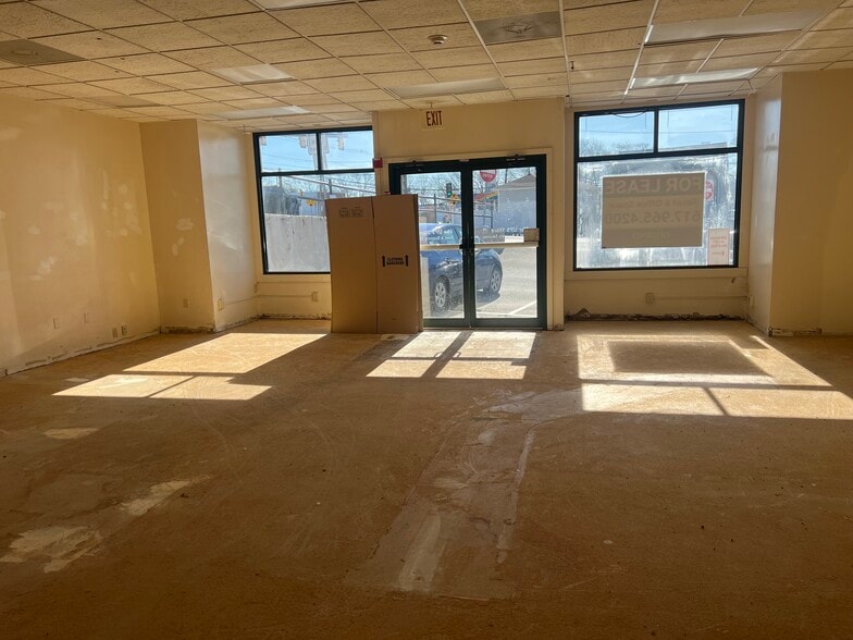 More Photos Of 1005 Boylston St, Newton Storefront For Lease