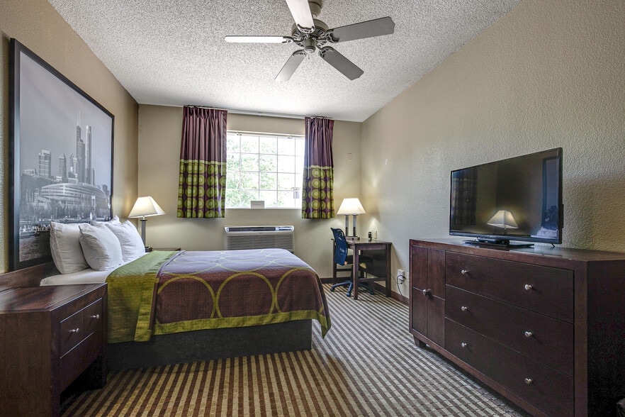 More Photos Of 5520 Grand Ave, Gurnee Hotel For Sale