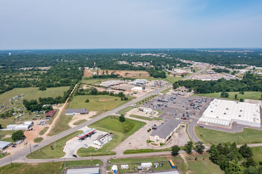 More Photos Of 1910 E Jackson St, Hugo Freestanding For Sale