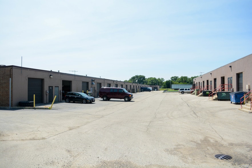 More Photos Of 1099 Brown St, Wauconda Warehouse For Lease