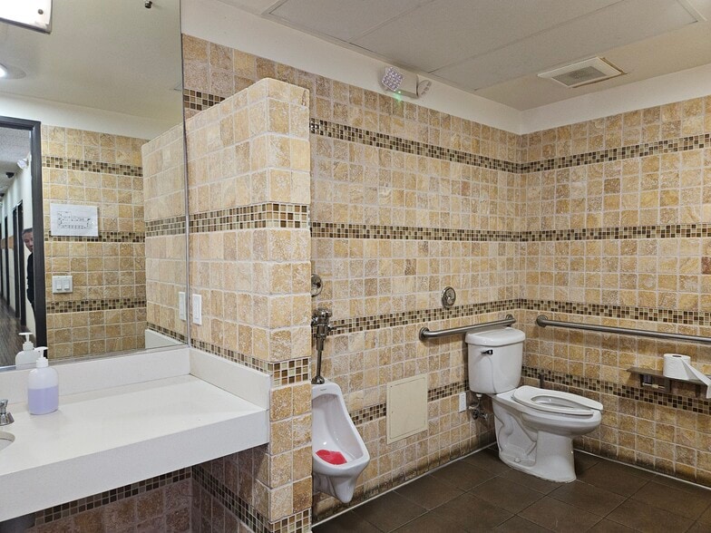 More Photos Of 2120 W 8th St, Los Angeles Office For Sale