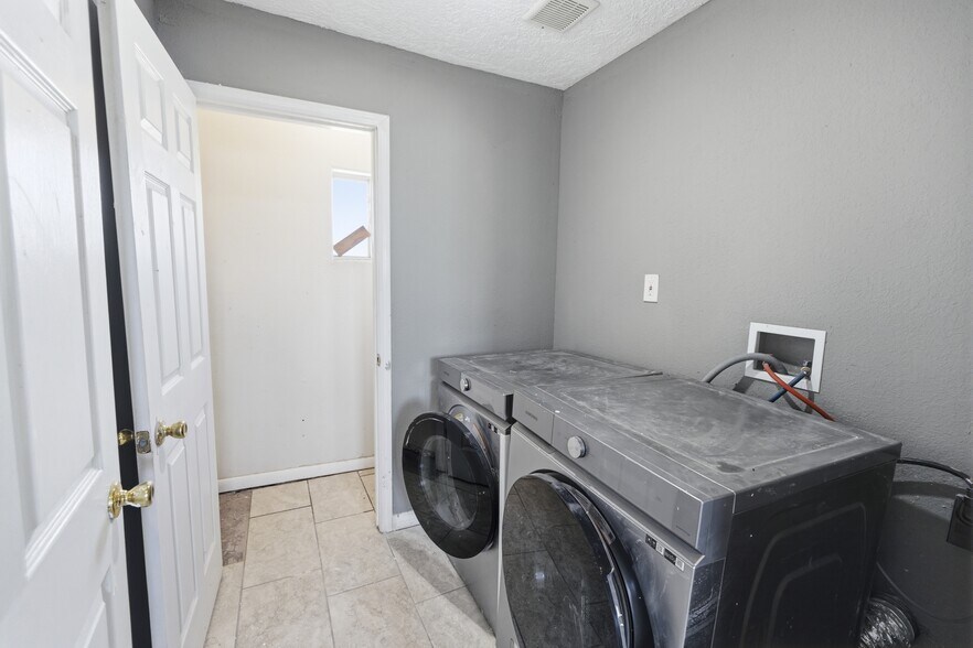 More Photos Of 606 Romero St, Belen Flex For Sale