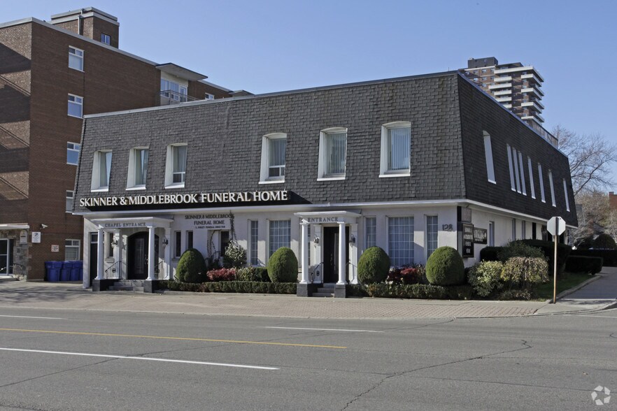 Primary Photo Of 128 Lakeshore Rd E, Mississauga Funeral Home For Sale