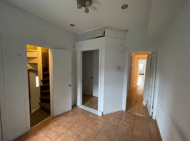 More Photos Of 240-246 Rue Saint-Charles O, Longueuil Storefront Retail Office For Lease