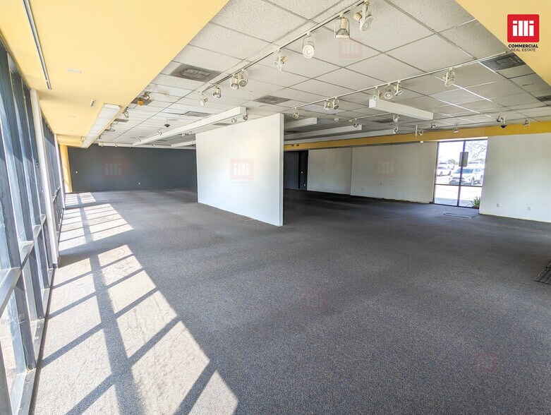 More Photos Of 20819 Ventura Blvd, Woodland Hills Storefront For Lease