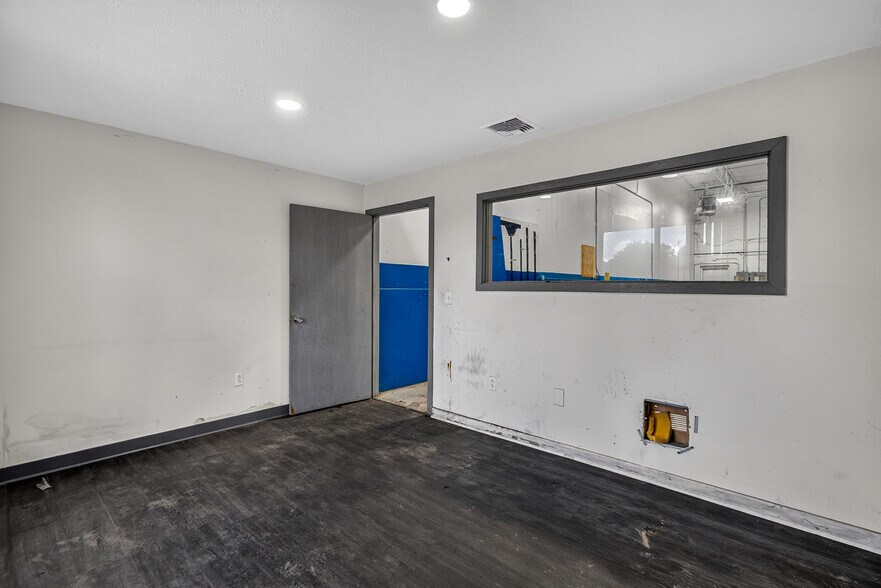 More Photos Of 34 Patria Rd, South Windsor Flex For Lease