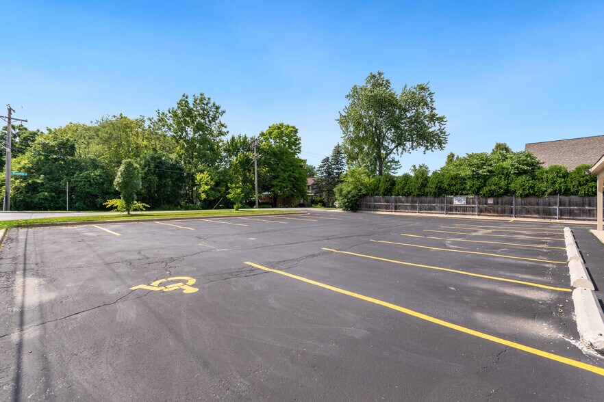 More Photos Of 4880 W Euclid Ave, Palatine General Retail For Sale