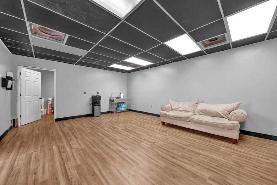 More Photos Of 5079 Old Summer Rd, Memphis General Retail For Sale