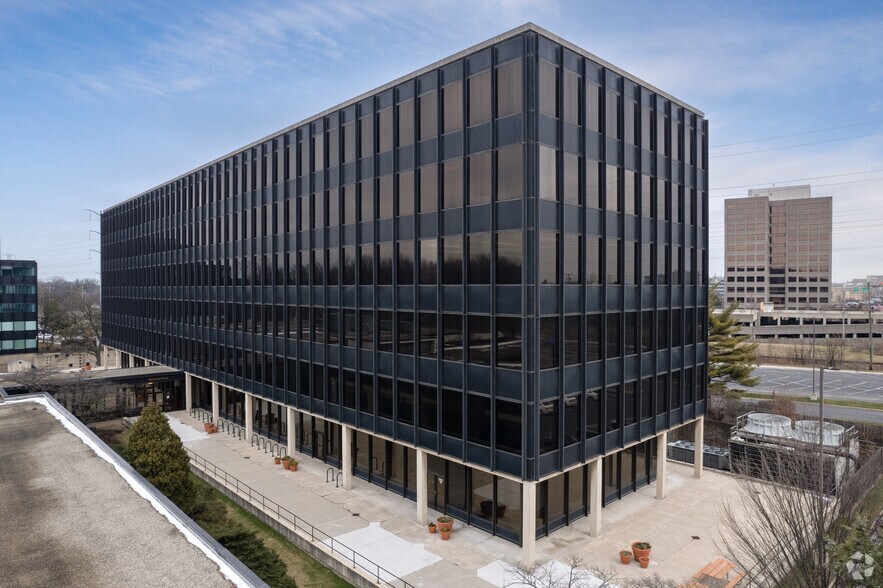 More Photos Of 9855 Woods Dr, Skokie Office For Sale