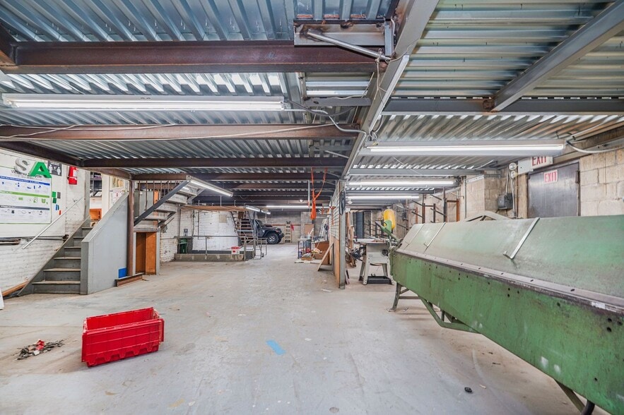 More Photos Of 1940 McDonald Ave, Brooklyn Auto Repair For Lease