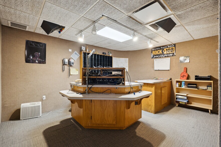 More Photos Of 512 Jefferson Street, Waterloo Office Residential For Sale