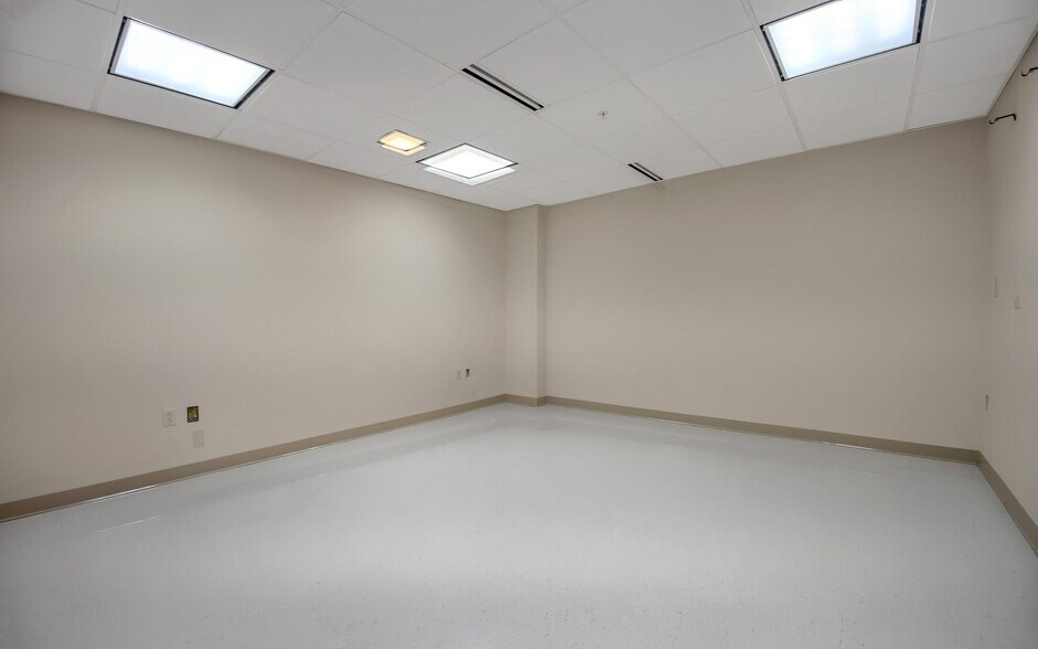 More Photos Of 21 Laurel Ave, Cornwall Medical For Lease