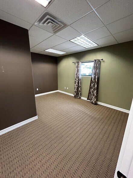 More Photos Of 231 N Twin City Hwy, Nederland Office For Sale