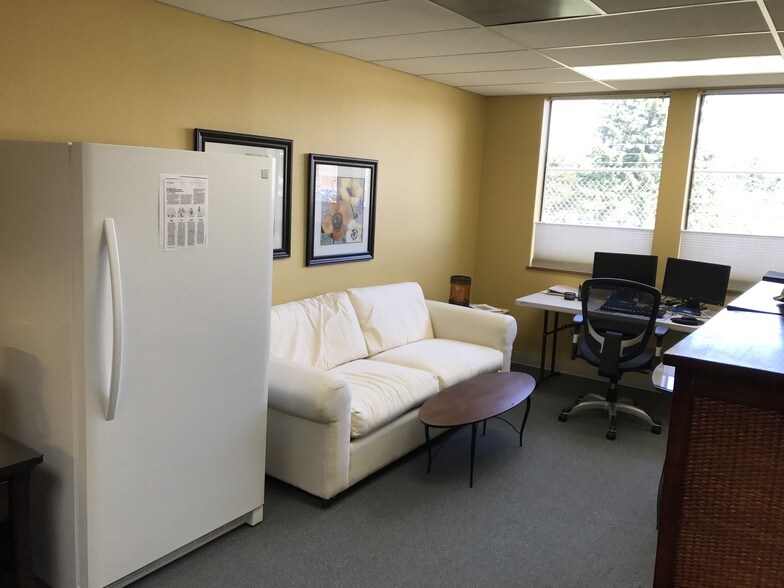 More Photos Of 7831 SE Lake Rd, Portland Office For Lease