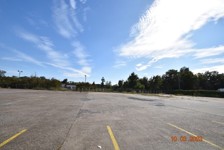 More Photos Of 956 N Broadway St, Greenville Distribution For Sale