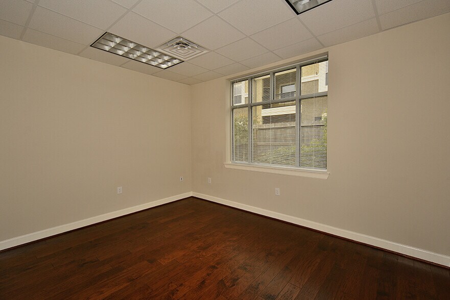 More Photos Of 2219 Sawdust Rd, The Woodlands Office For Sale