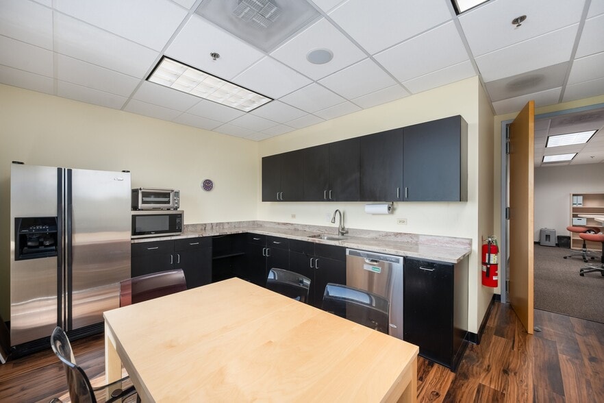 More Photos Of 10700 W Higgins Rd, Rosemont Office For Sale