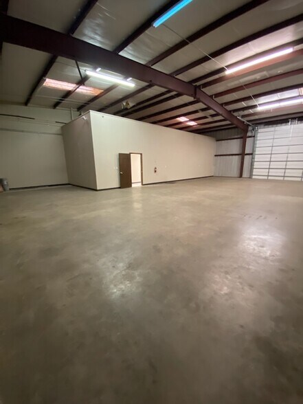 More Photos Of 24501 Hufsmith Kohrville Rd, Tomball Warehouse For Lease