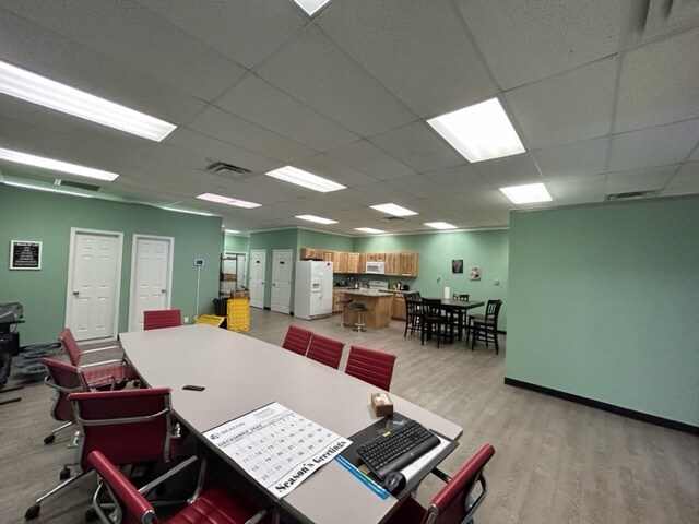 More Photos Of 1723-1729 George Washington Mem Hwy, Yorktown Warehouse For Lease