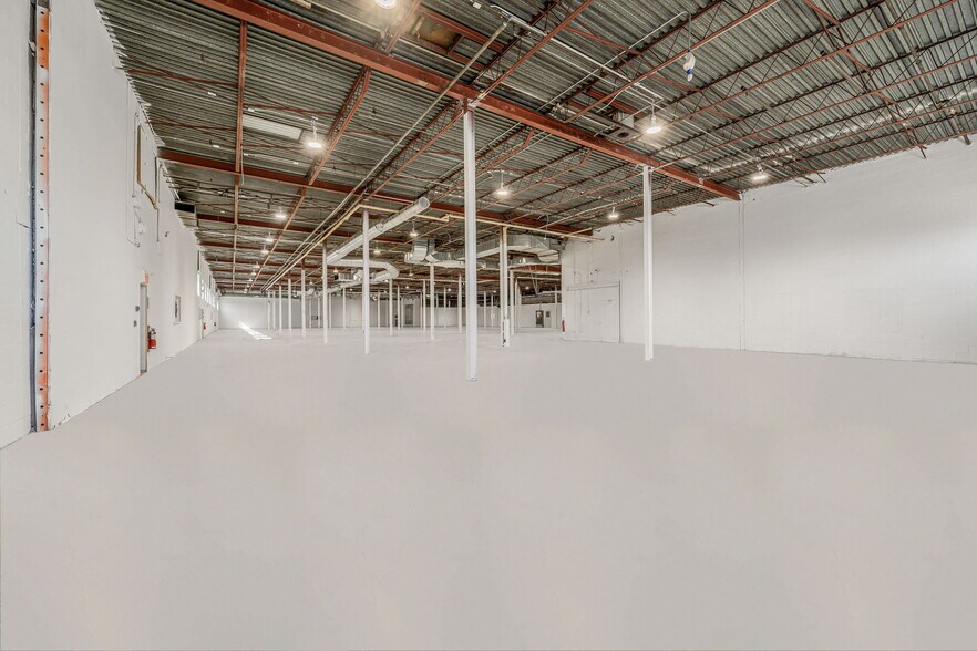 More Photos Of 5655 Rue de Marseille, Montréal Light Distribution For Lease