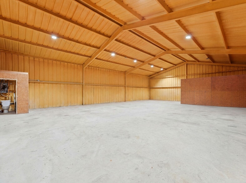 More Photos Of 117 Business Dr W, Kerrville Warehouse For Sale