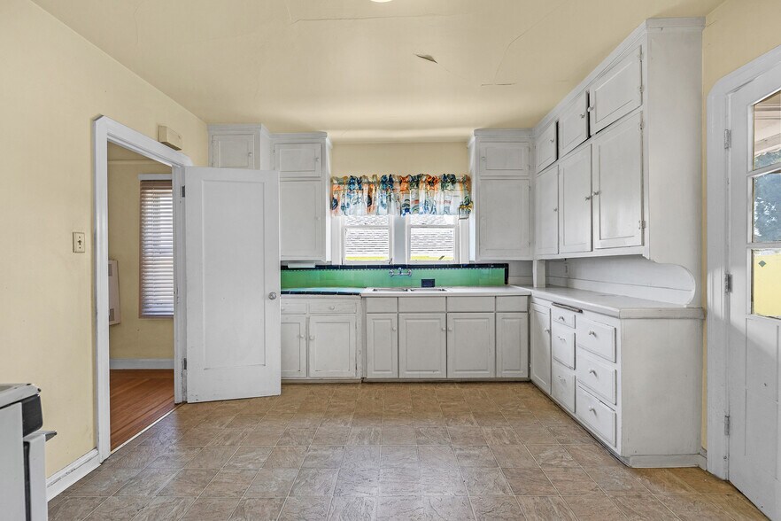 More Photos Of 1755 Washington Ave, San Leandro Bar For Sale