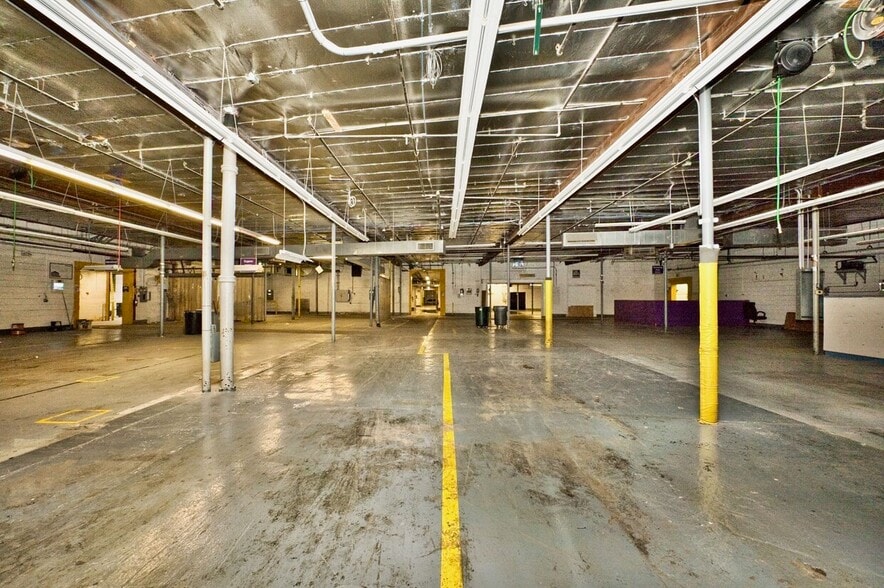 More Photos Of 651 S Martin Luther King Jr Ave, Waukegan Warehouse For Sale