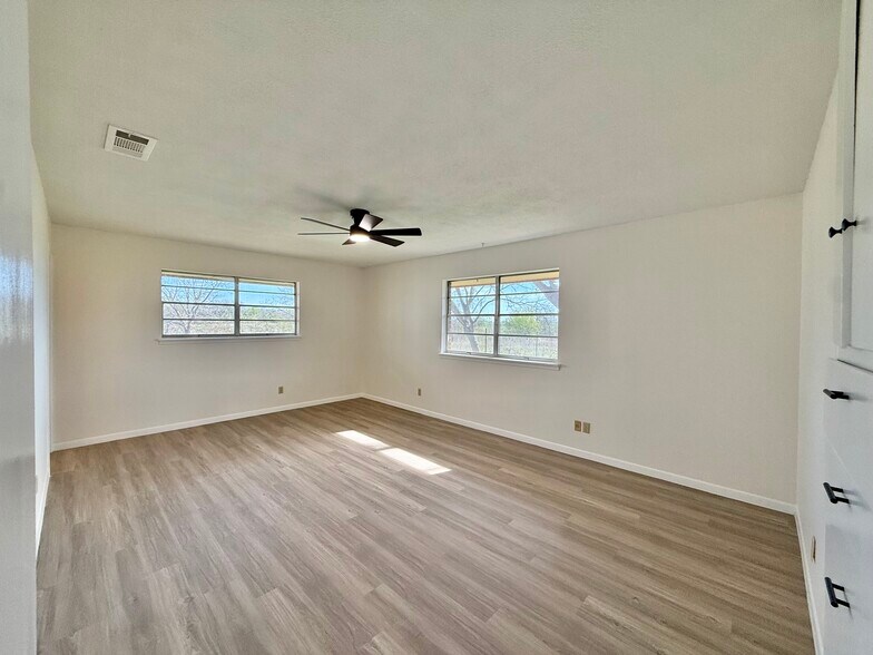 More Photos Of 10025 Farm to Market 1660, Hutto Warehouse For Lease