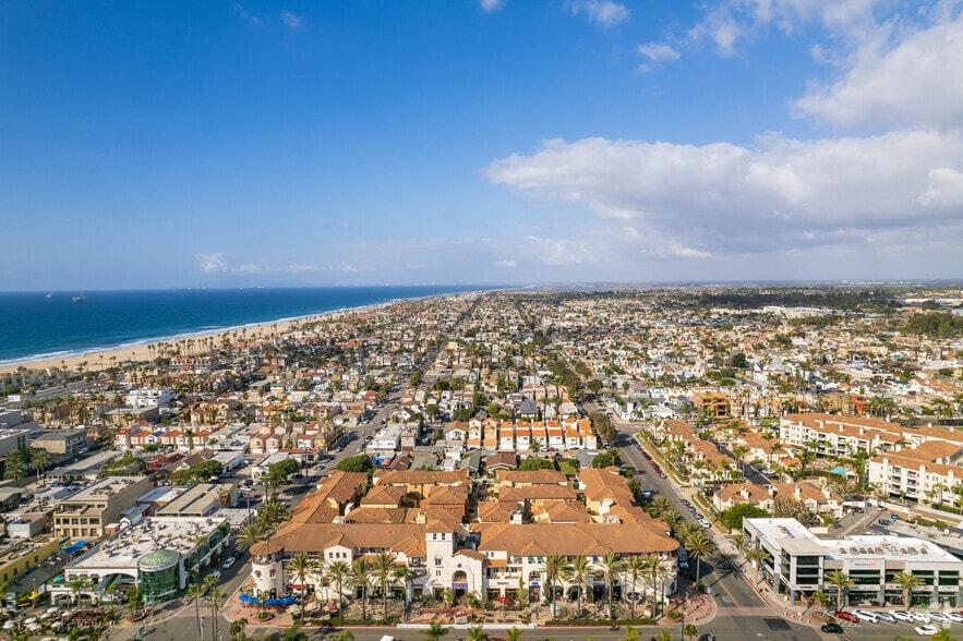 More Photos Of 301 N Main St, Huntington Beach General Retail For Lease