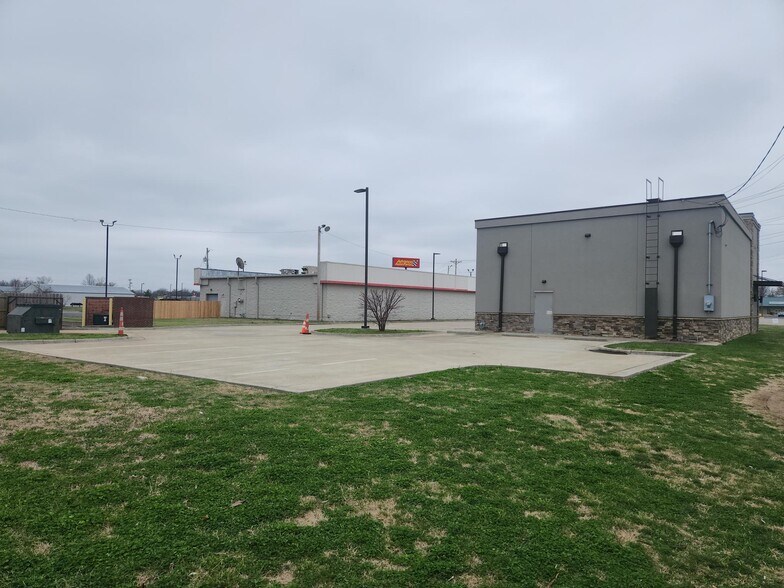 More Photos Of 3320 Irvin Cobb Dr, Paducah Freestanding For Sale