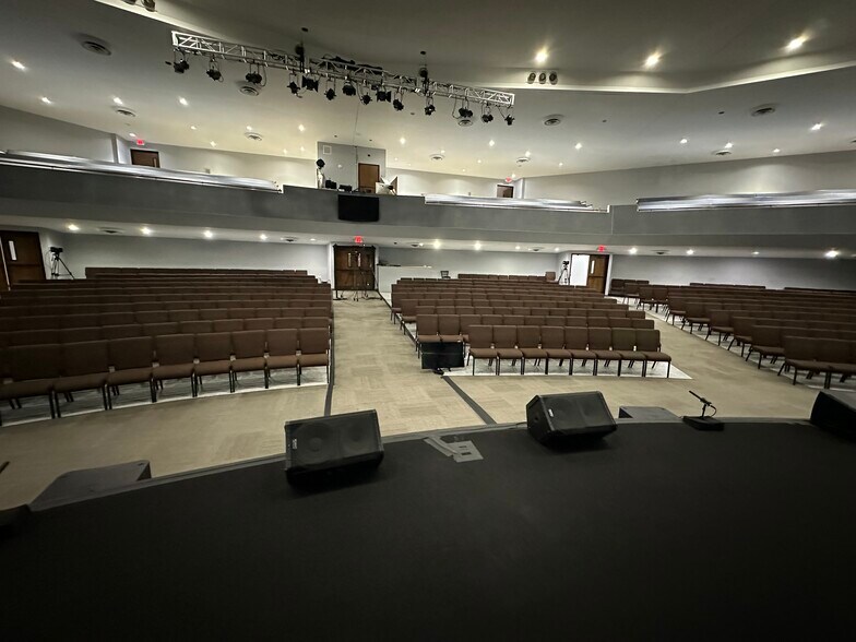 More Photos Of 800 N Pine Hills Rd, Orlando Religious Facility For Lease