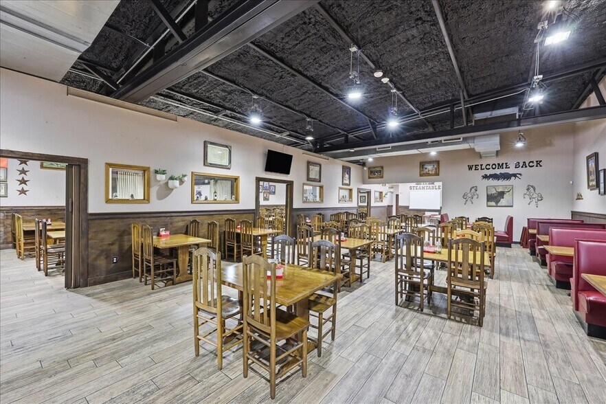 More Photos Of 3720 W Park Ave, Orange Flex For Sale