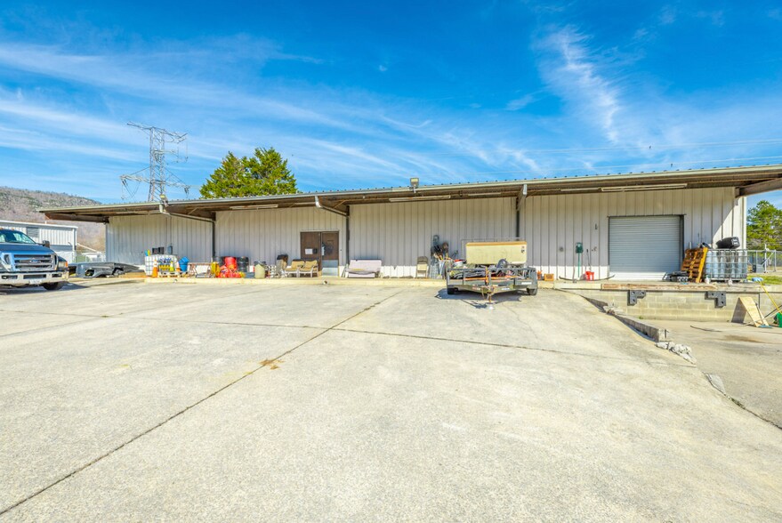 More Photos Of 218 Industrial Park Dr, Soddy Daisy Light Distribution For Sale