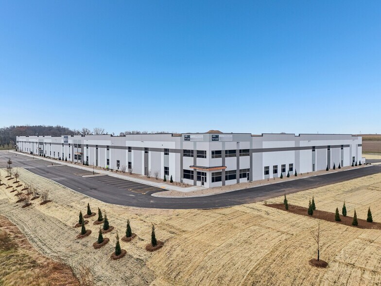 More Photos Of 4940 Cake Pky, Deforest Warehouse For Lease