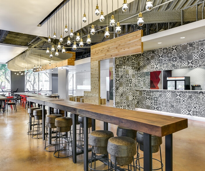 More Photos Of 1910 Pacific Ave, Dallas Coworking Space