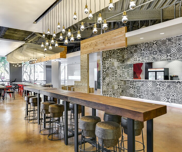 More Photos Of 1910 Pacific Ave, Dallas Office For Lease