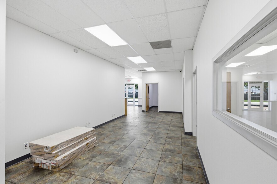 More Photos Of 1120 Commercial Blvd N, Arlington Warehouse For Lease